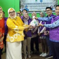 Ketua TP PKK Kuningan saat menghadiri penyuluhan dan Pemeriksaan Kesehatan Gigi dan Mulut Pada Anak di Desa Jambar